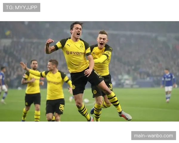 德甲球迷文化：多特蒙德远征团激情抵达慕尼黑安联球场热烈气氛四溢